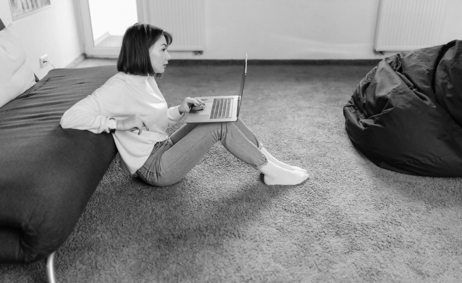 Profesionales trabajando en estrategias financieras
