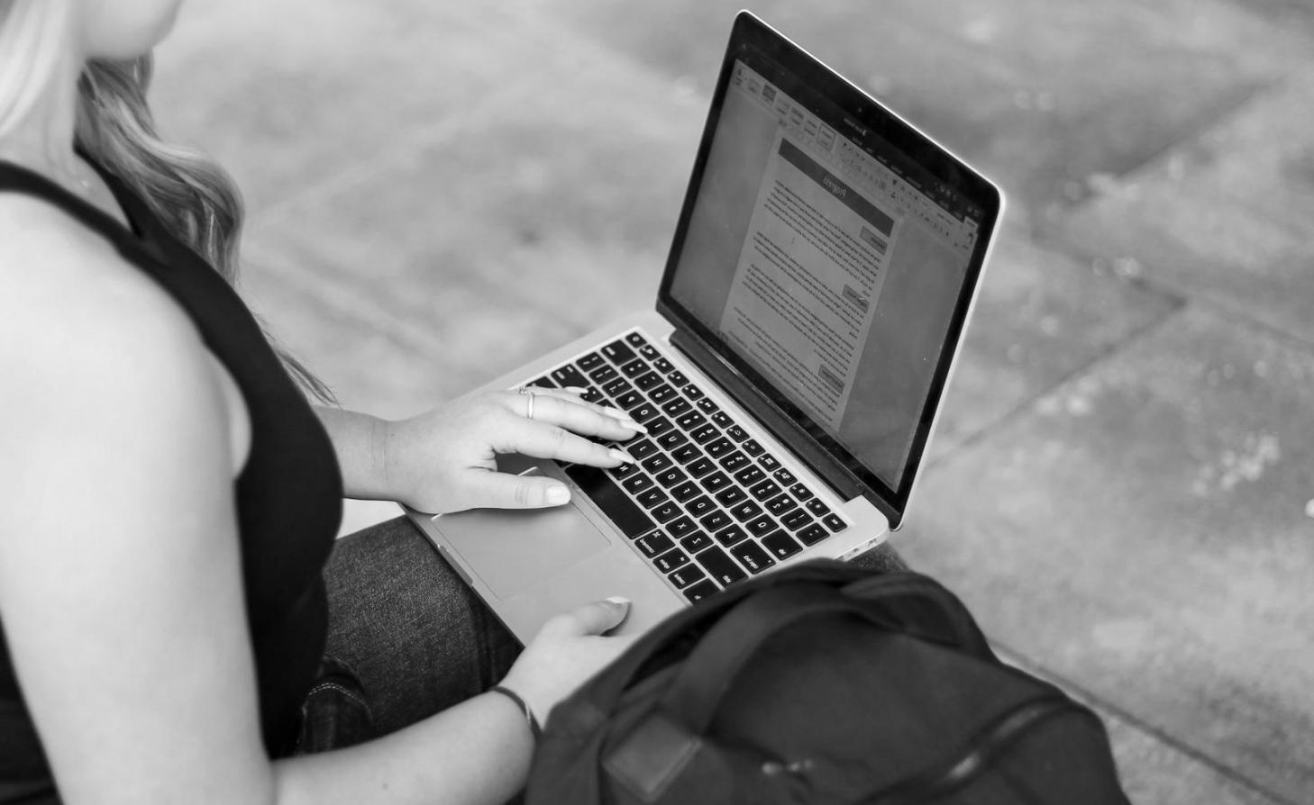 Análisis financiero con documentos y calculadora
