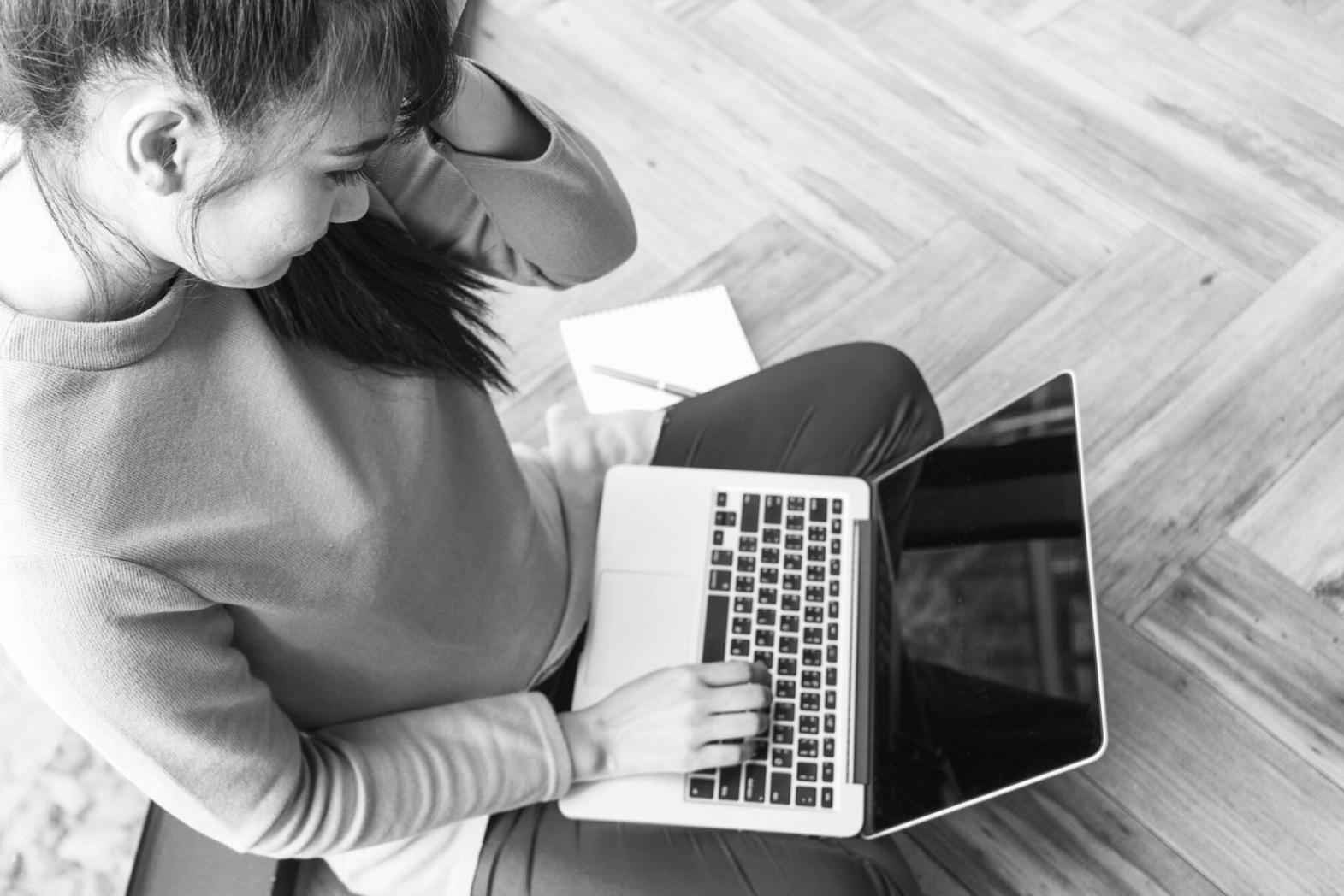 Análisis de tendencias de mercado con múltiples monitores